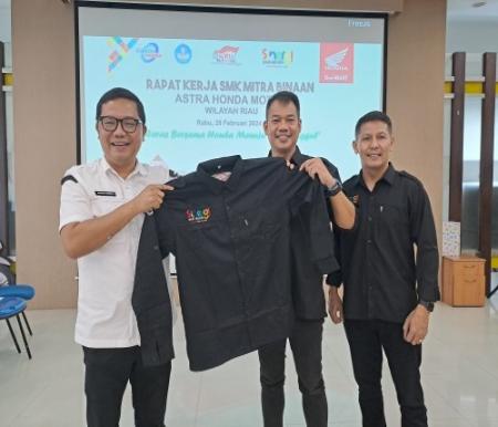 Rapat kerja Honda Riau bersama SMK binaan untuk peningkatan program pendidikan 2024 (foto/ist)