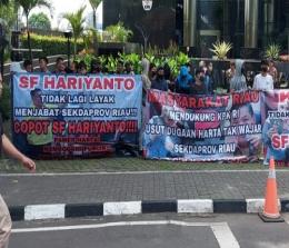 Aksi demo sekelompok massa mahasiswa di Gedung KPK desak kekayaan SF Hariyanto diusut tuntas.(foto: antarariau.com)