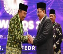 Gubernur Riau, Syamsuar menerima penghargaan BWI Award 2022 sebagai Tokoh Wakaf Nasional.(foto: mcr)