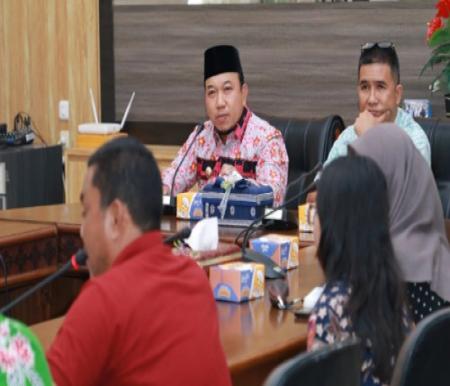 Wakil Bupati Siak, Husni Merza saat rapat monitoring evaluasi SPBE kecamatan se-Kabupaten Siak.(foto: diana/halloriau.com)