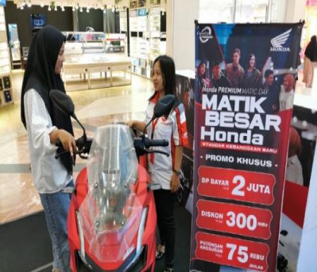 Salah satu counter sales Honda sedang melayani konsumen di Pameran HPMD di Mall SKA Pekanbaru.(foto: istimewa)