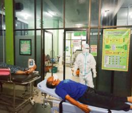 Pasien Covid 29, dirawat di ruang Triage dan Depan Loby Pintu masuk ruang IGD RSUD Rohul, akibat 68 tempat tidur di 4 rumah sakit rujukan penuh.
