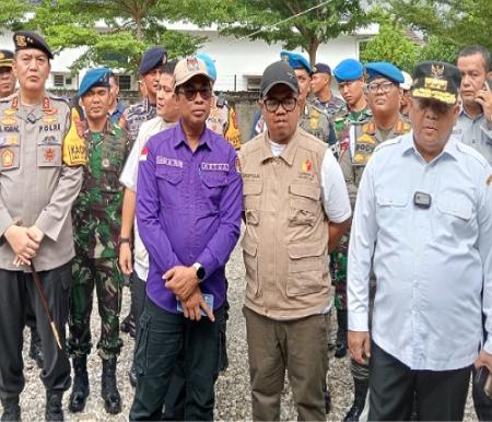 Kapolda Riau bersama Gubri Edy Natar saat memantau TPS.(foto: mimi/halloriau.com)