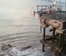 Turap Pelabuhan Camat Selatpanjang ambruk. 