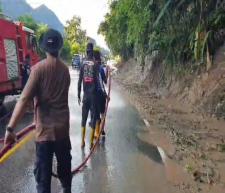 Petugas membersihkan material longsor di 50 Kota, Sumbar (foto/instagram)