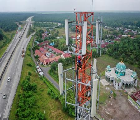 Teknisi XL Axiata sedang pemeliharaan perangkat BTS di tower seputaran Tol Trans Sumatera yang menghubungkan Kota Medan-Langkat (foto/ist)