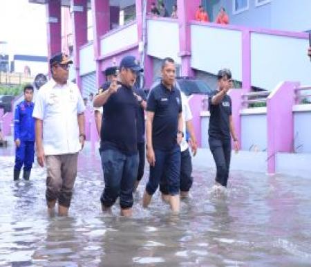 Pj Wako Muflihun meninjau lokasi banjir bersama Kapolresta Pekanbaru, AKBP Jefri (foto/int)