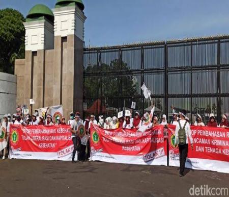 Aksi massa Nakes di depan DPR RI saat menolak pengesahan RUU Kesehatan jadi Undang-undang.(foto: detik.com)