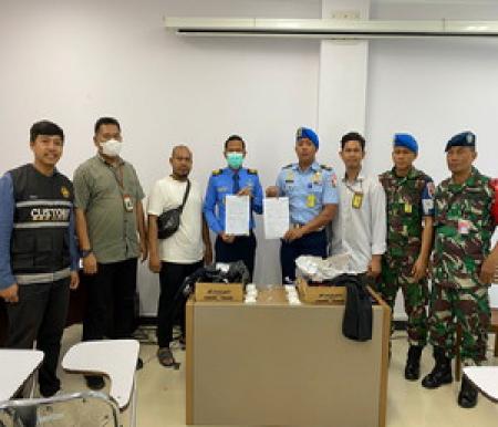 Petugas Lanud Roesmin Nurjadin dan Avsec Bandara SSK II Pekanbaru usai berhasil gagalkan penyeludupan 660 gram sabu.(foto: mcr)