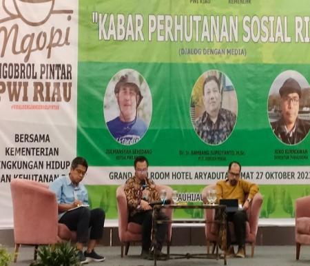 PWI Riau bersama Kementerian Lingkungan Hidup dan Kehutanan (KLHK) sukses menyelenggarakan Ngobtol Pintar (NgoPi), Jumat (27/10/23) di Hotel Arya Duta Pekanbaru. 