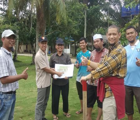 Universal Wakaf foto bersama dengan Team Pembangunan Masjid Karomatul Aufia.