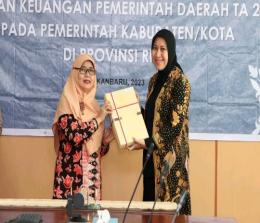 Kepala BPK Riau Indria Syzinia (kiri) ke Bupati Inhu Rezita Meylani (foto/andri)