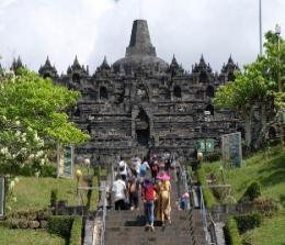 Wisatawan bekunjung ke Candi Borobudur