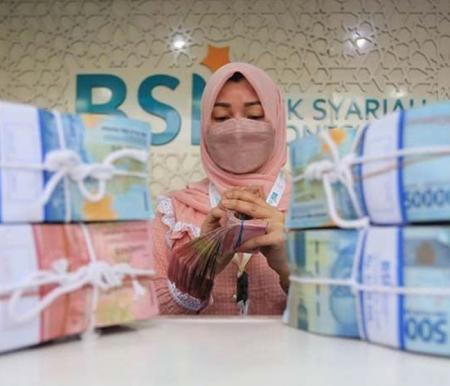 Karyawan Bank Syariah Indonesia sedang menghitung uang.(DOK. BSI)