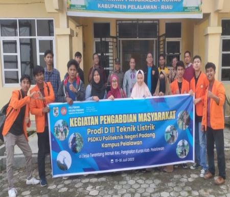 Pengabdian masyarakat yang digelar mahasiswa Teknik Listrik PNP Kampus Pelalawan disambut baik warga di Desa Terantang Manuk (foto/andi)