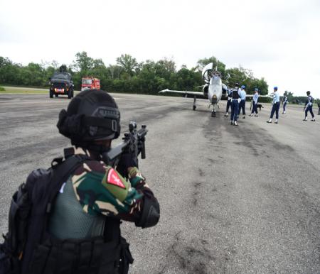 Simulasi personel Satpom Lanud Roesmin Nurjadin membawa pilot untuk pemeriksaan lebih lanjut (foto/int)