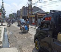 PUPR Pekanbaru janjikan pekan ini perbaikan jalan Suka Karya yang rusak parah (foto/rahmat)