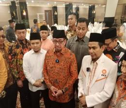 Ketua Majelis Syura PKS Dr Salim Segaf Al-Jufri (tengah) saat berada di Kota Pekanbaru (foto/Rico)