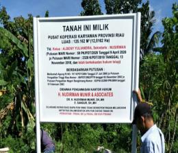 Saat pemasangan plang di lahan kosong 12 hektar di Pandau Permai, Kampar, Selasa (19/5/2020).
