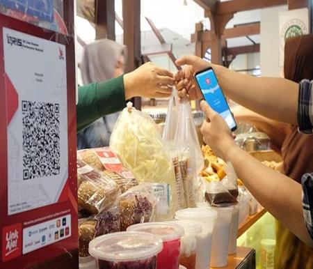 Ilustrasi Pedagang di pasar tradisional transaksi digital QRIS (foto/int)