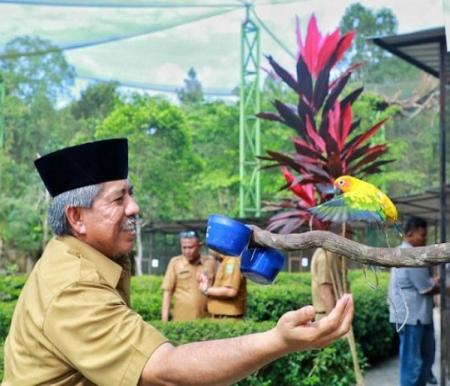 Bupati Siak Alfedri saat meresmikan Taman Wisata Burung Jauhari, Kecamatan Mempura, Siak, Riau, Senin (15/1/2024). 