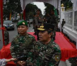 Gubernur Syamsuar pakai baju TNI AD (foto/int)