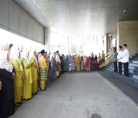 Syamsuar berpamitan kepada para pegawai Pemprov Riau diakhir jabatan sebagai Gubernur Riau.(foto: mcr)