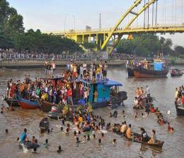 Tradisi Petang Balimau di Sungai Siak yang selalu digelar warga Kota Pekanbaru setiap menyambut bulann suci Ramadan.(foto: int)