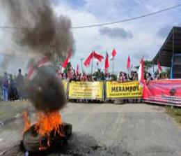 Ribuan warga kabupaten Siak, melakukan pemblokiran Jalan Siak-Dayun tepatnya di KM 8 (foto/int)