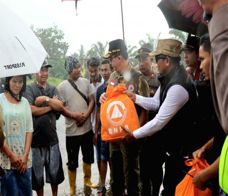 Kepala BNPB Letjen TNI Suharyanto bersama Bupati Pelalawan Zukri memberikan bantuan (foto/Andi)
