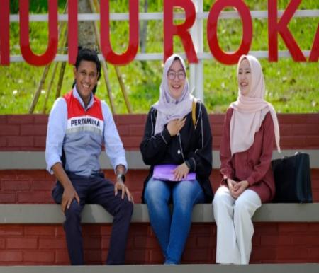 Dua peserta magang kerja angkatan II bersama seorang mentor saat meninjau Taman Ekoriparian yang dikembangkan PHR di Kampus Unilak, Pekanbaru.(foto: istimewa)