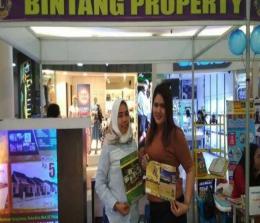 Dua sales marketing di pameran Bintang Property di Mal Ciputra Pekanbaru, Sabtu (19/10/2019). Foto: Tribunpekanbaru