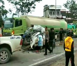 Kondisi Isuzu Traga yang ringsek usai seruduk bagian belakang truk Hino di Jalan Hangtuah, Mandau.(foto: mcr)