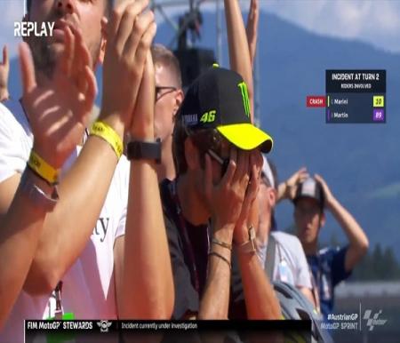 Valentino Rossi menutup wajah saat menonton sprint race MotoGP Austria 2023 karena dua pebalapnya gagal finish.(foto: detik.com)