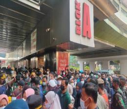 Sejumlah pengunjung berdesakan untuk masuk ke Blok A Pasar Tanag Abang, Jakarta Pusat, Minggu (2/5/2021). Foto: Kompas