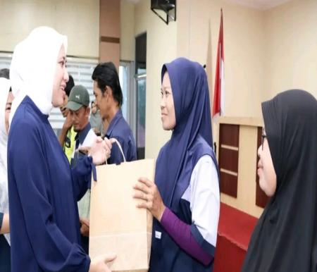 Bupati Rezita membagikan ratusan bingkisan untuk CS di lingkungan Pemkab Inhu (foto/andri)