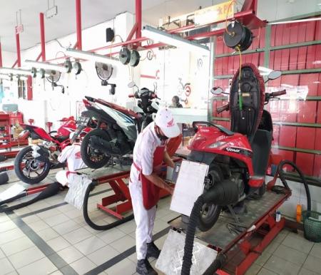 Petugas AHASS sedang melakukan perawatan sepeda motor Honda tipe matic di AHASS (foto/ist)