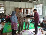 Ketua DPRD Bengkalis Abd Kadir menyerahkan bantuan sembako dalam kunkernya di Desa Pambang Baru
