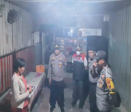 Pemilik warung remang-remang di Pangkalan Kerinci dirazia petugas (foto/andi)
