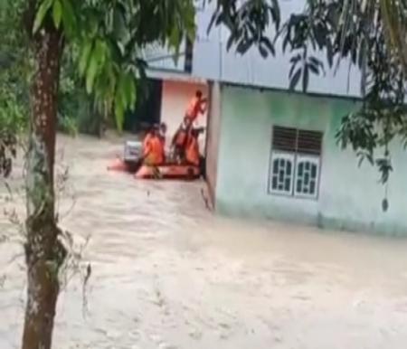 Luapan Sungai Batang Kuantan rendam rumah warga di Kuansing.(foto: ultra/halloriau.com)