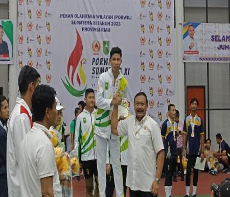 Wakil Ketua KONI Pusat menyerahkan medali emas untuk Tim regu sepak takraw putra Riau di Porwil Sumatera XI.(foto: rahmat/halloriau.com)