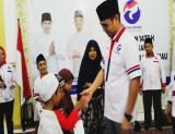 Ketua DPW Perindo Riau Ahmi Septari memberikan santunan pada anak yatim