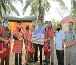 GM Distrik Barat PTPN V Daniel disaksikan Sekda Rohul Abdul Haris, serahkan bantuan dana CSR ke Pemerintah Desa Puo Raya, Kecamatan Tandun Rp200 juta, untuk pembangunan gedung SMP di desa itu.