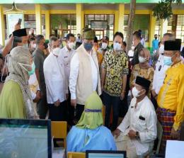 Menko Airlangga Hartarto saat meninjau vaksinasi di Riau. 