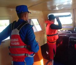Tim SAR lakukan pencarian nelayan yang jatuh ke laut di Perairan Rohil.(foto: mcr)