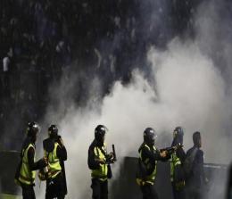 Tembakan gas air mata polisi tewaskan 131 orang di Stadion Kanjuruhan termasuk anak-anak.(foto: int)
