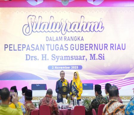 Gubernur Riau Syamsuar didampingi istri Misnarni, saat menyampaikan sambutan di acara pelepasan Gubernur Riau (foto/ist)