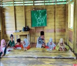 Aipda H Andri Kurniawan SH. Polisi yang bertugas sebagai Bhabinkamtibmas di Desa Kayu Ara Kecamatan Rangsang ini mengajar ngaji kepada anak-anak