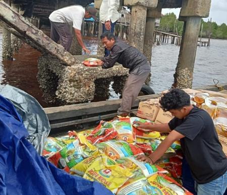 Proses distribusi bantuan RAPP untuk warga desa terdampak banjir di Kecamatan Tasik Putri Puyu, Meranti (foto/ist)