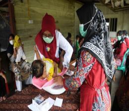 Penimbangan berat dan tinggi badan anak di Posyandu binaan PT PHR dalam rangka program pencegahan stunting di Kabupaten Kampar, Riau.(foto: istimewa)
